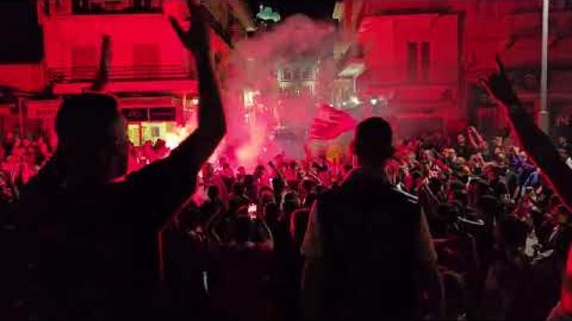 «Κάηκε» και η Σύρος: Εκστασιασμένοι οπαδοί πανηγυρίζουν την κατάκτηση του Κόνφερενς Λιγκ