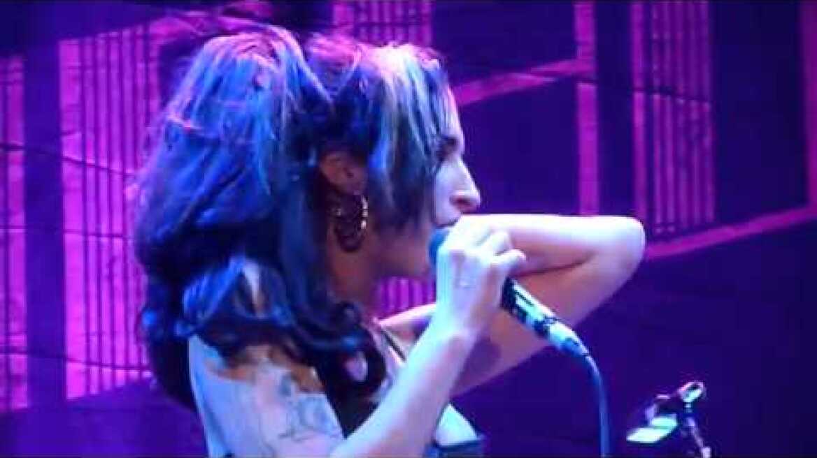 Amy Winehouse Drugged out of her mind on stage