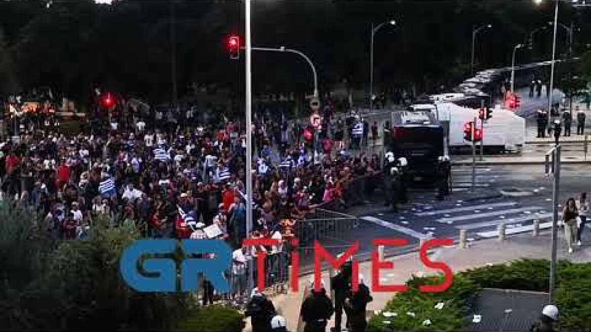 Σοβαρά επεισόδια μπροστά στο δημαρχείο Θεσσαλονίκης