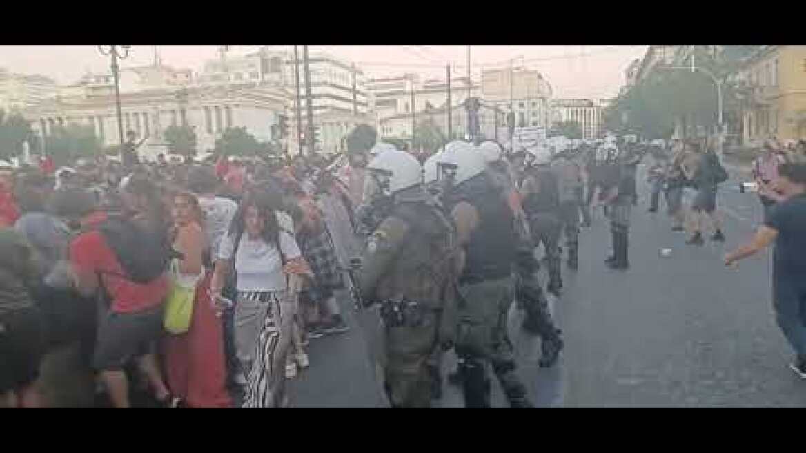 Νέο συλλαλητήριο στα Προπύλαια κατά της πανεπιστημιακής αστυνομίας - Έπεσαν χημικά