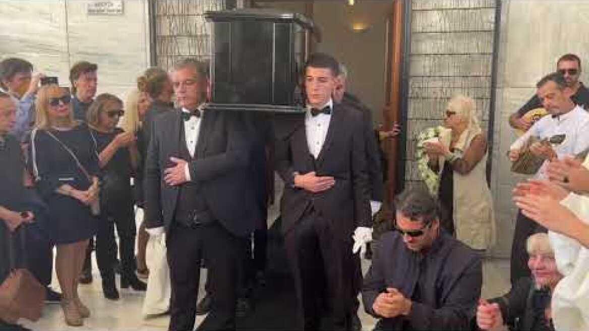 Το ζεϊμπέκικο της συζύγου του Σπύρου Φωκά στην κηδεία του ηθοποιού