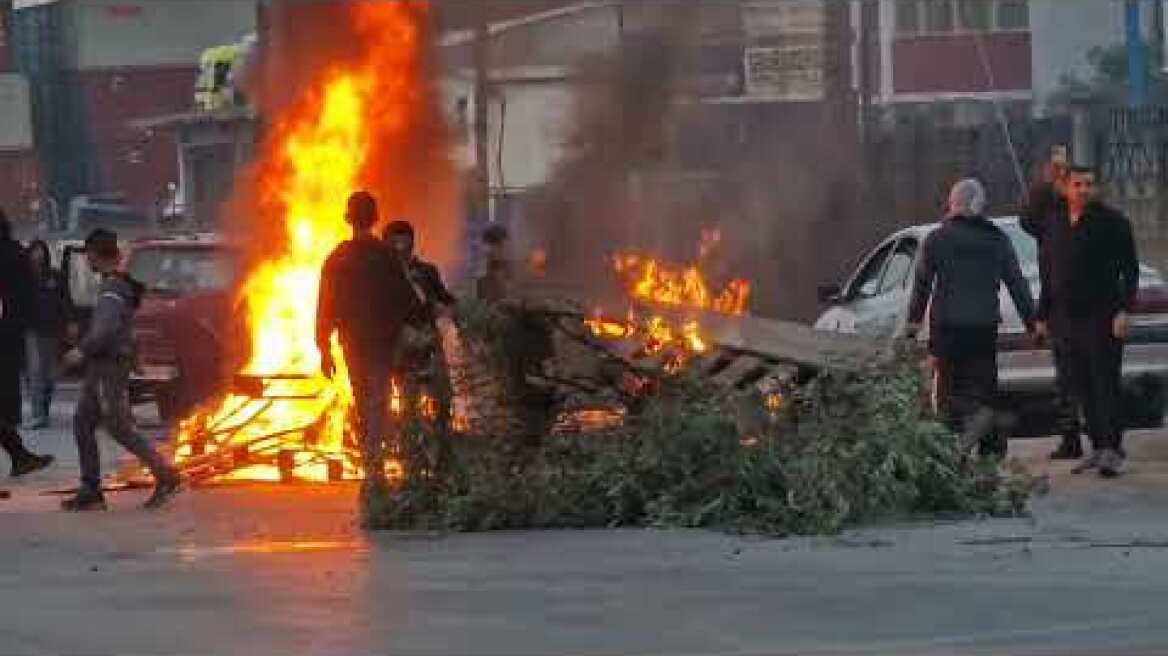 Θεσσαλονίκη: Τσιγγάνοι στήνουν οδοφράγματα και ανάβουν φωτιές στην οδό Πόντου (2)