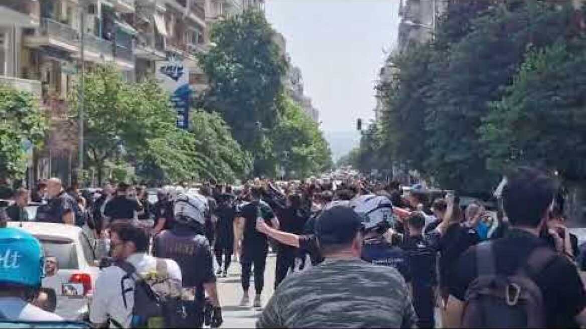 Απομακρύνουν οπαδούς στη Θεσσαλονίκη (2)