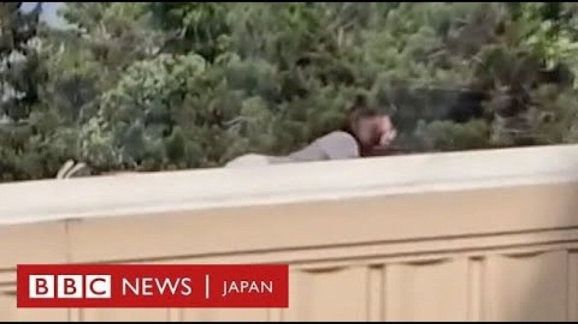 トランプ前米大統領銃撃の容疑者の映像　屋根の上で腹ばいに