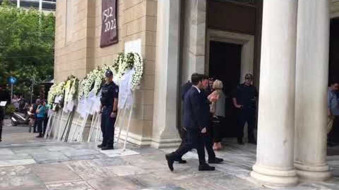 Ο Μάριος Φραγκούλης στην κηδεία του Γιάννη Μαρκόπουλου