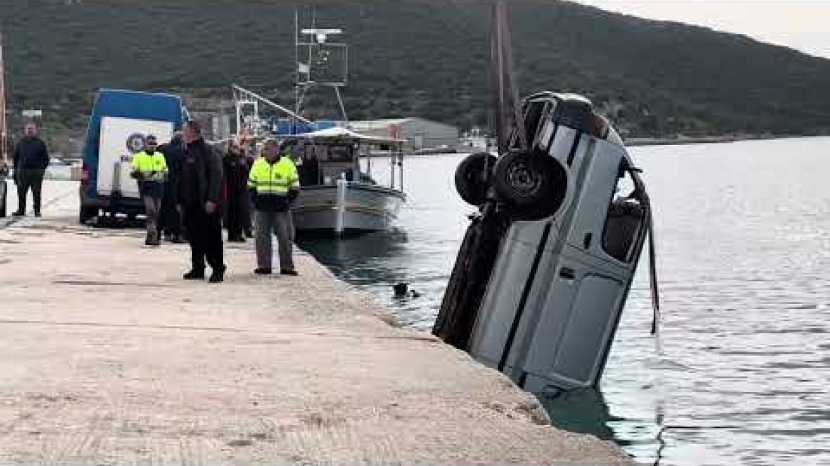 Νέα Πέραμος: ανάσυρση του οχήματος που έπεσε στο λιμάνι