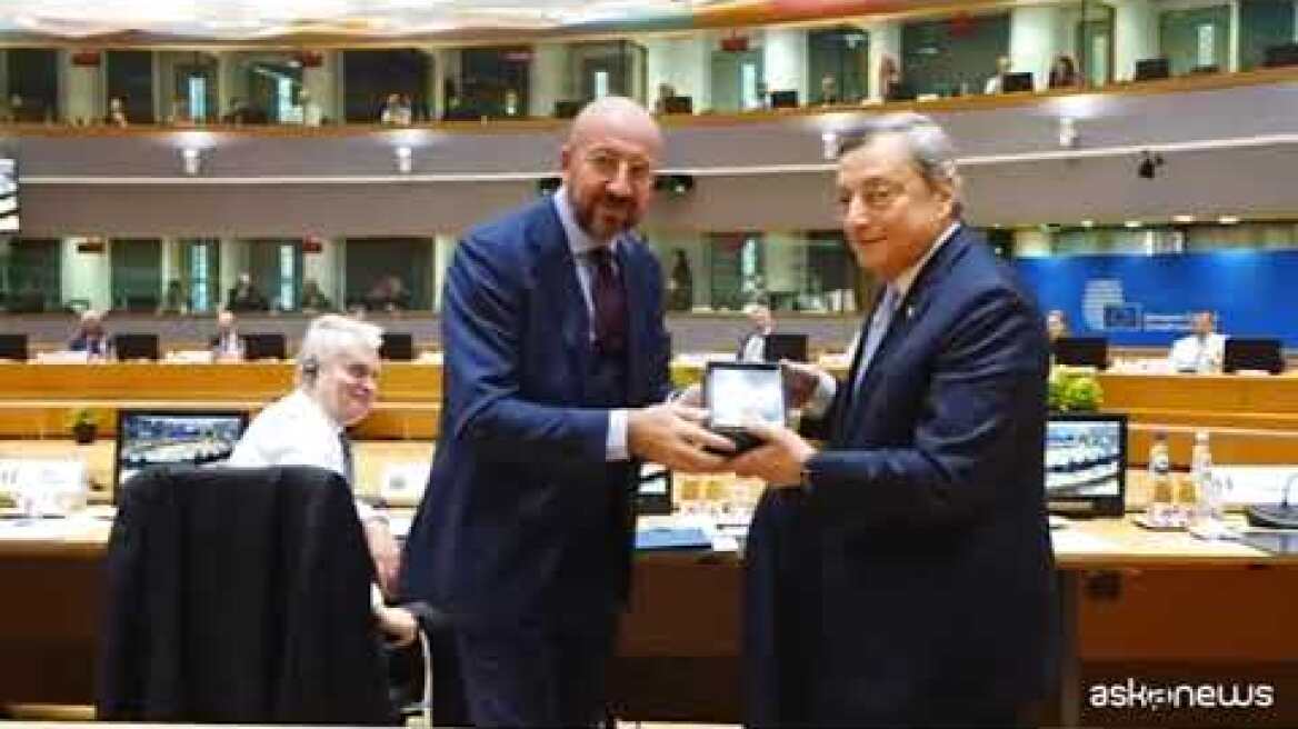 A Bruxelles i leader Ue salutano Draghi con un lungo applauso