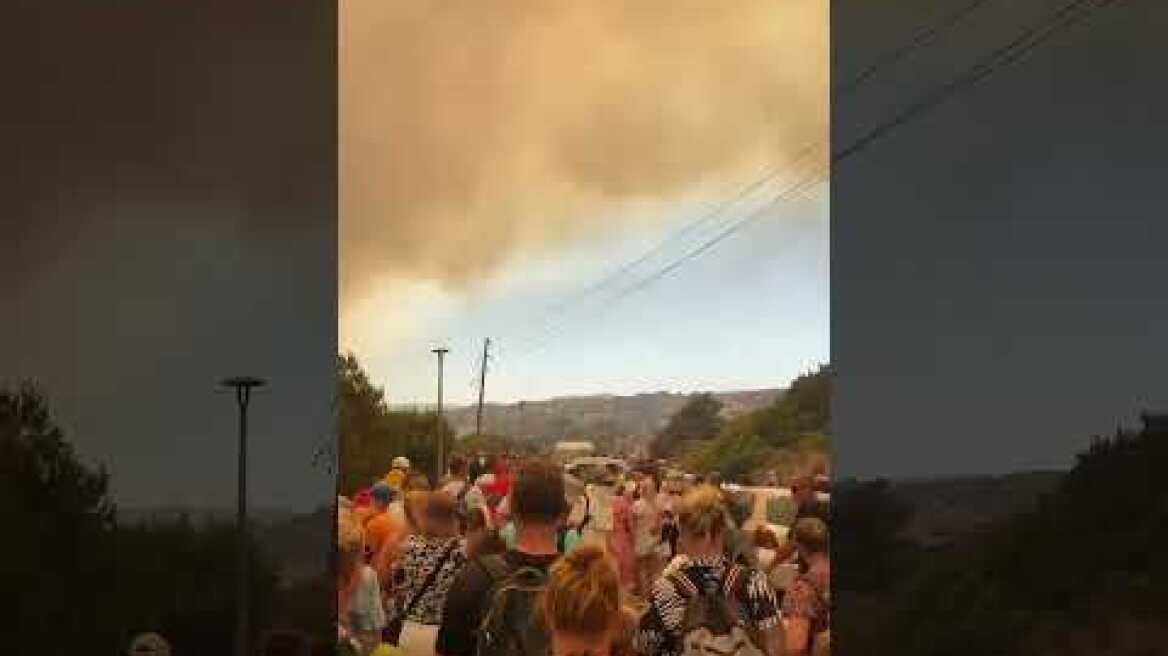 Εκκένωση τουριστών λόγω της φωτιάς στην Ρόδο