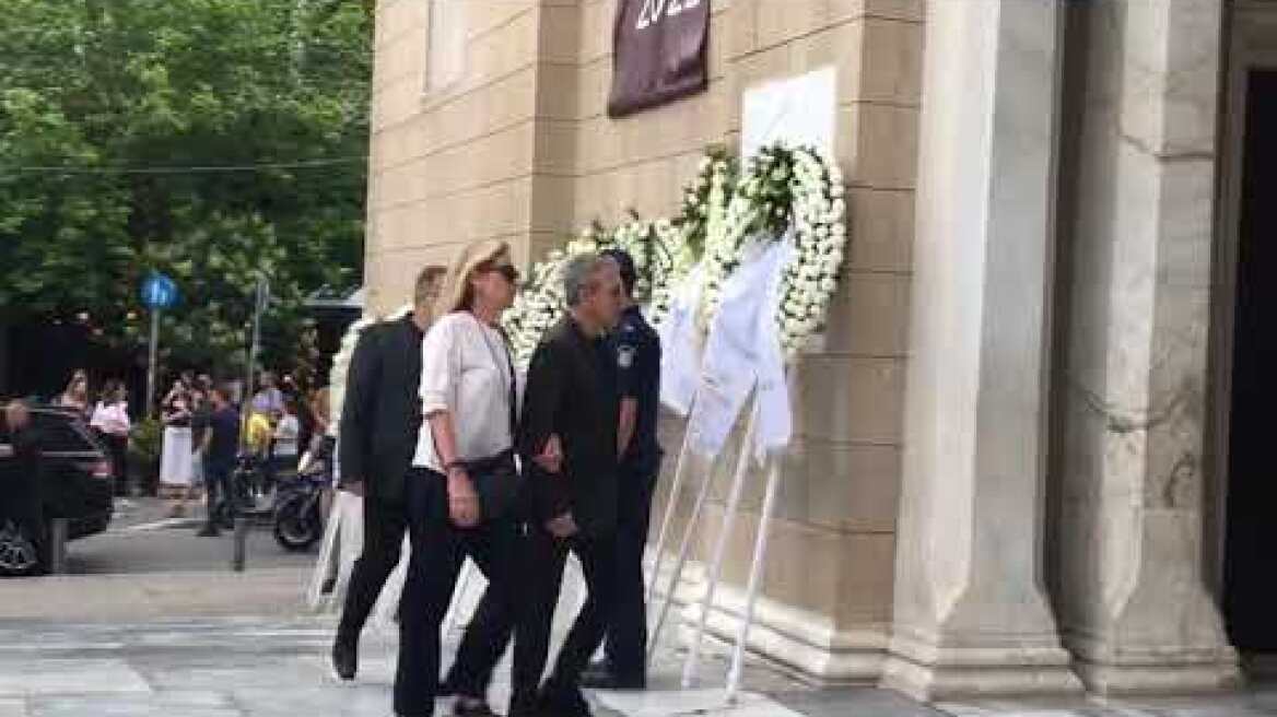 Ο Γιώργος Νταλάρας με τη σύζυγό του στην κηδεία του Γιάννη Μαρκόπουλου