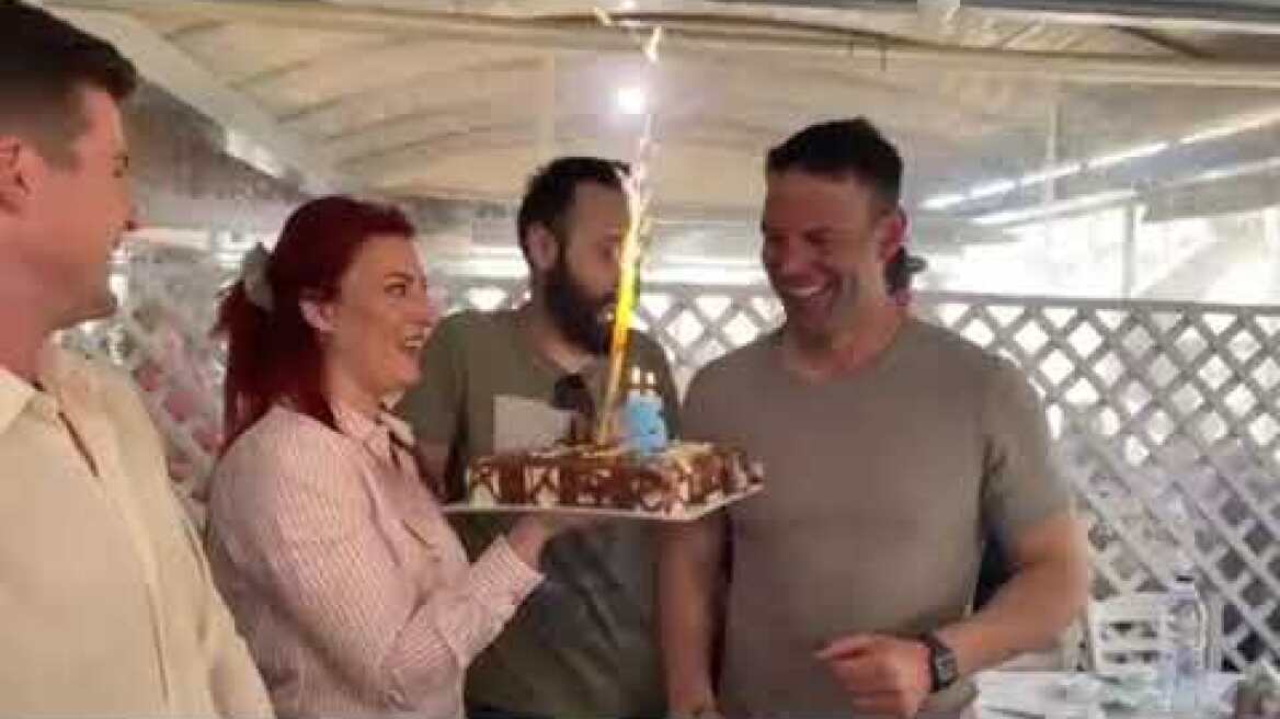 Στέφανος Κασσελάκης: έσβησε τούρτα για τα γενέθλιά του