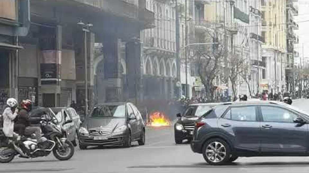 Φωτιά σε δρόμους στην Αθήνα μετά τα επεισόδια