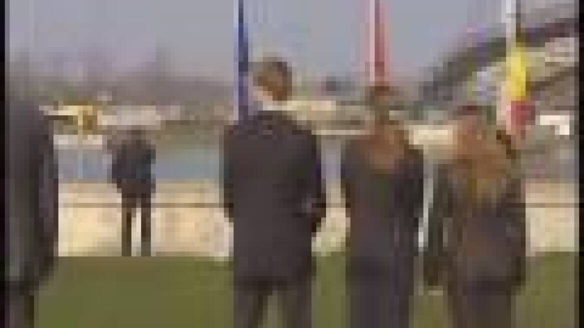 Berlusconi keeps Merkel waiting by taking phone call at NATO summit