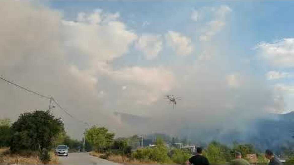 Φωτιά στην Πάρνηθα: Συνεχείς ρίψεις από ελικόπτερα Erickson