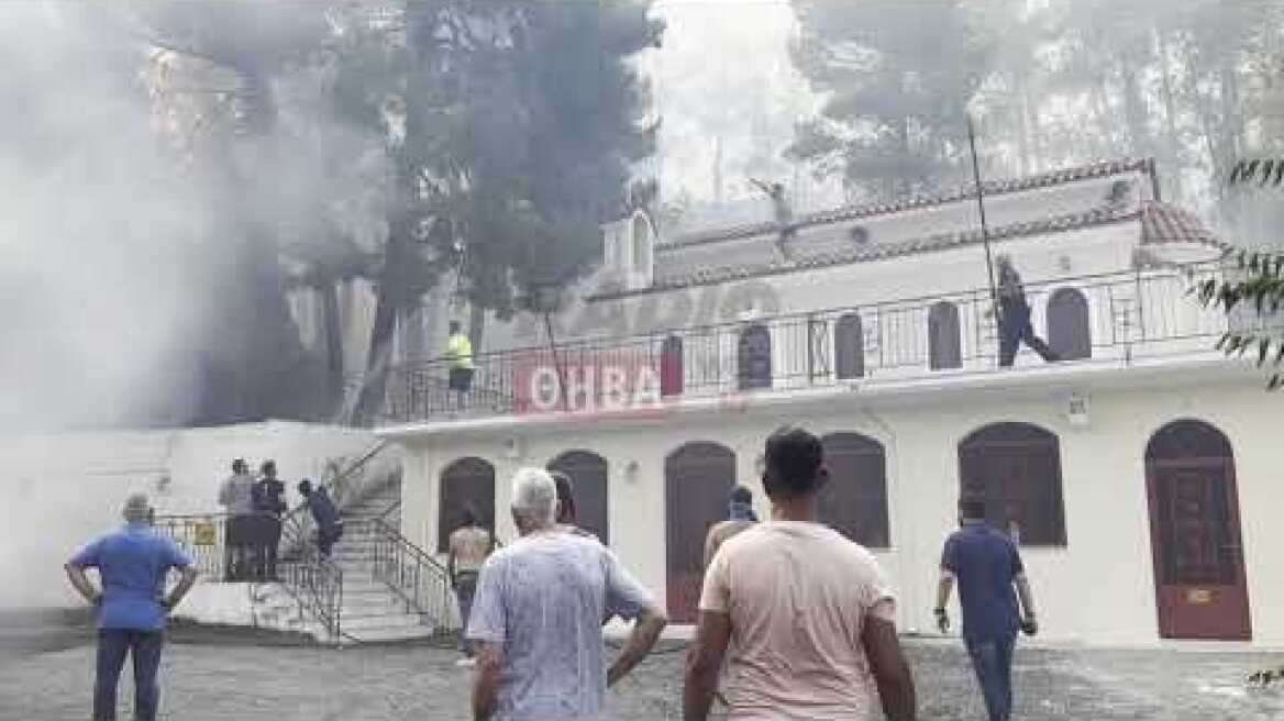 Μάχη να κρατήσουν την φωτιά μακριά από εκκλησία δίνουν πυροσβέστες και πολίτες στη Θήβα