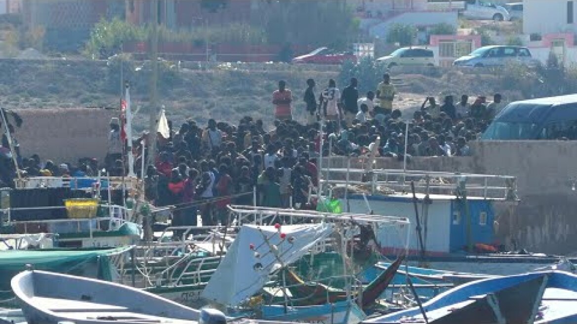 Lampedusa, emergenza sbarchi, migliaia di migranti sull'isola