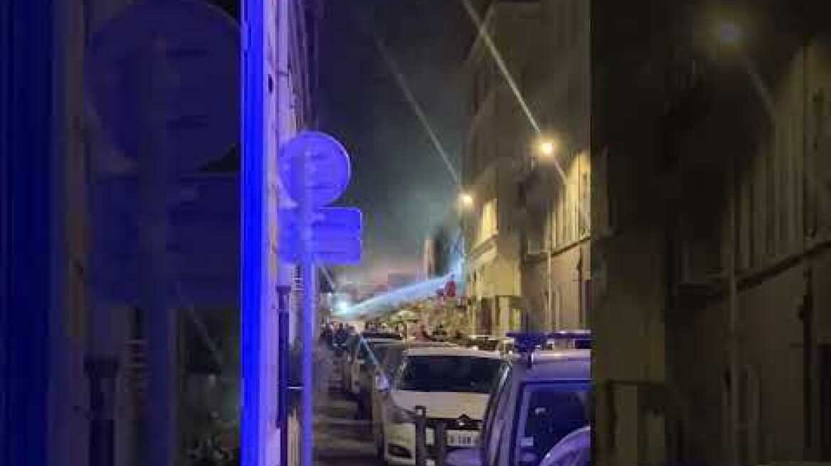 Effondrement d'au moins un immeuble à Marseille : un incendie empêche le déblaiement des décombres