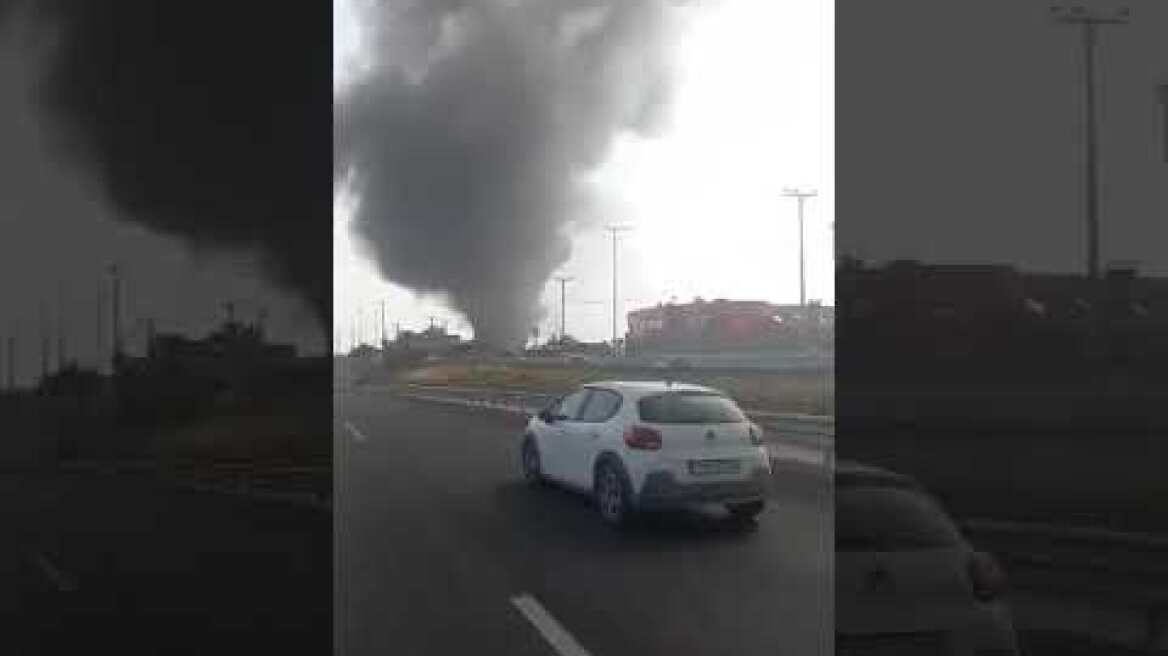 Καπνός στην εθνική απο μεγάλη φωτιά μετά από έκρηξη σε εργοστάσιο (2)