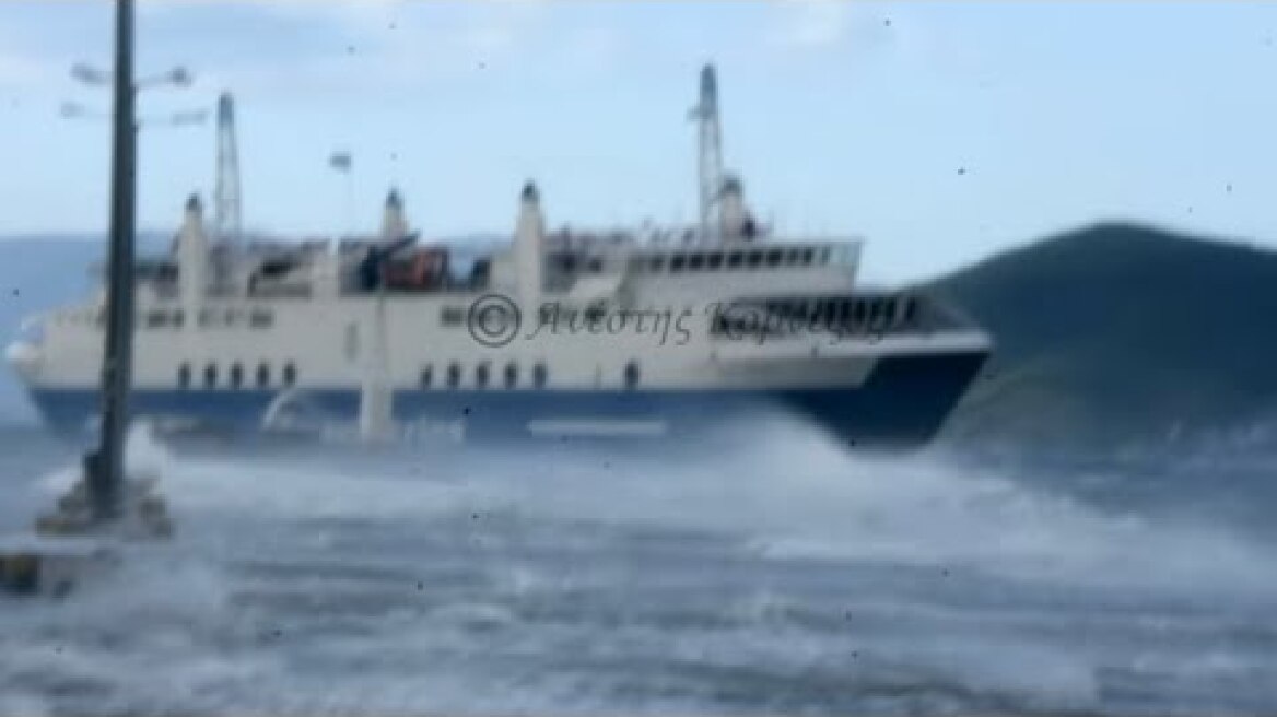 Το πλοίο της γραμμής για Αίγινα δίνει μάχη με τα κύματα επί μια ώρα για να δέσει στο Λιμάνι