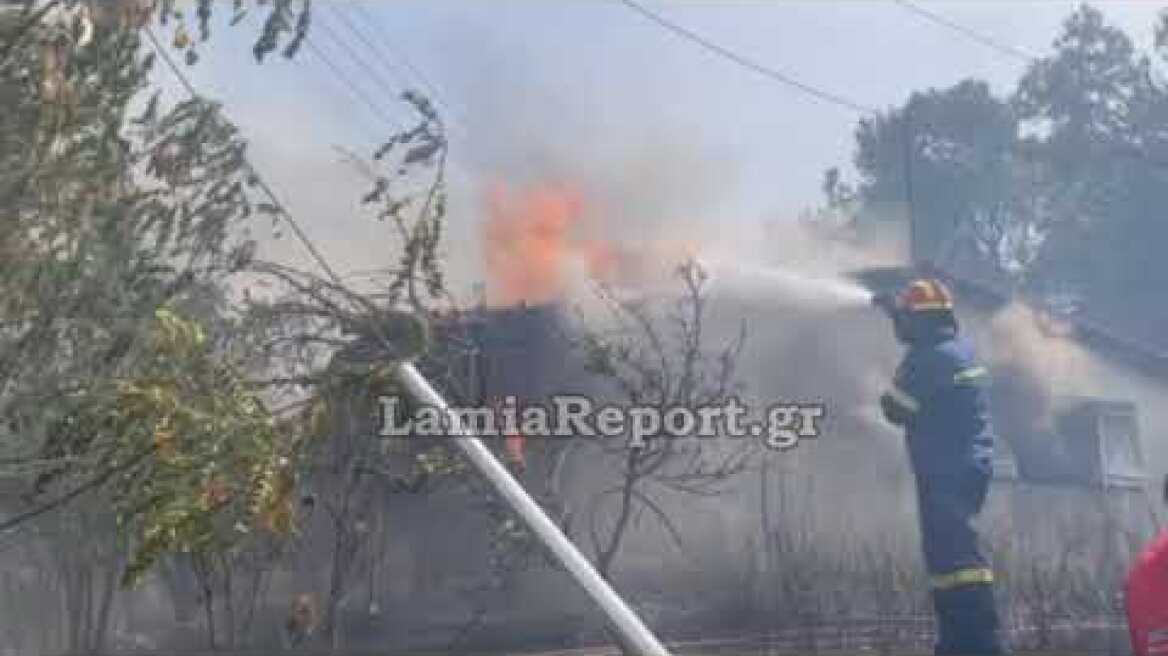 LamiaReport.gr: Καίγεται κτήριο στην πυρκαγιά στη Λαμία