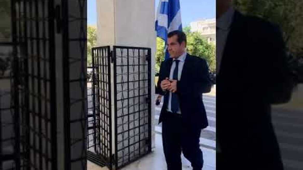 Ο Θάνος Πλεύρης στην κηδεία του Μίμη Πλέσσα