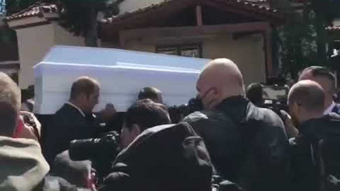 Σύγκρουση τρένων στα Τέμπη: Οδύνη στην κηδεία του 35χρονου μηχανοδηγού Σπύρου Βούλγαρη