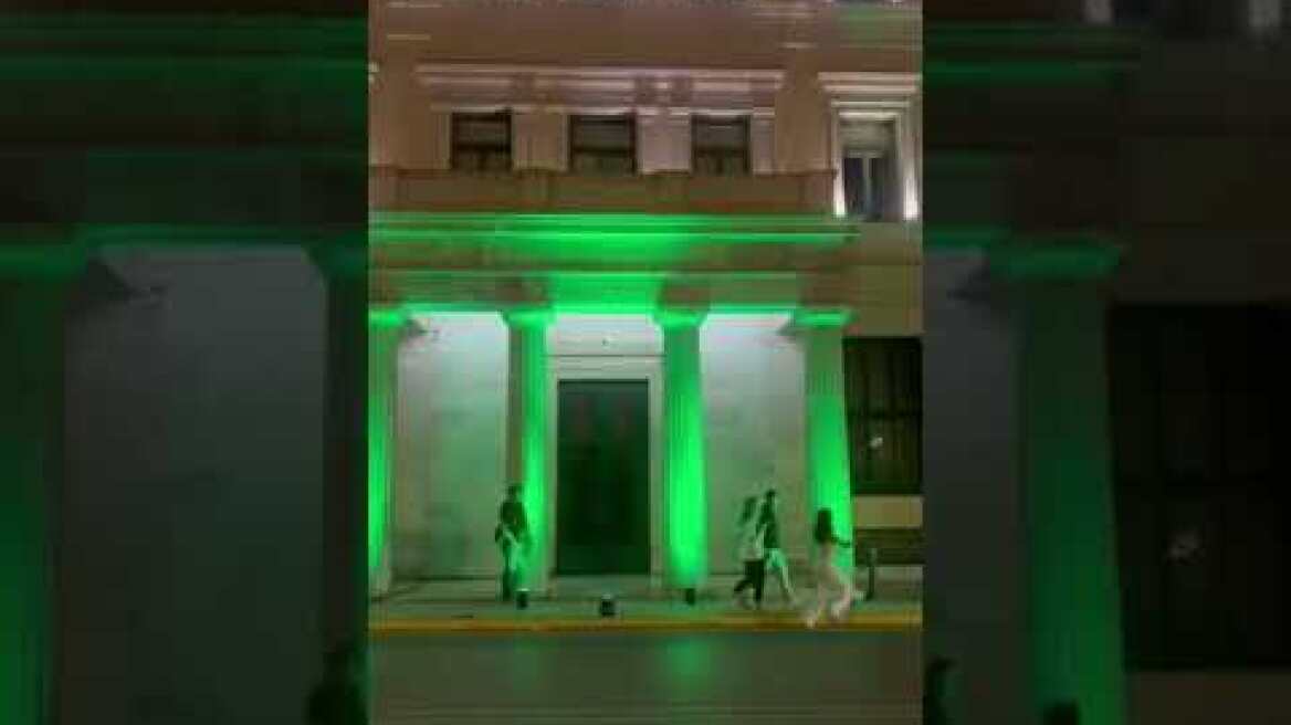 Το Δημαρχείο της Αθήνας και το συντριβάνι της πλατείας Κοτζιά φωτίστηκαν σε πράσινο χρώμα