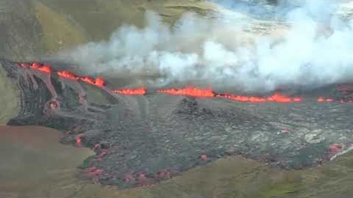 «Ποτάμια» λάβας και πυκνοί καπνοί μετά την έκρηξη του ηφαιστείου στην Ισλανδία - Δείτε βίντεο