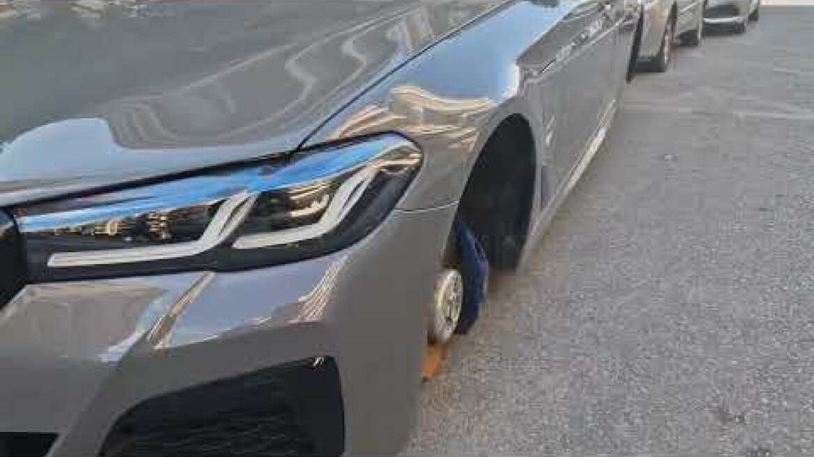 Θεσσαλονίκη: Έκλεψαν ξανά τις ρόδες πολυτελούς αυτοκινήτου και το άφησαν να αιωρείται πάνω σε ξύλα