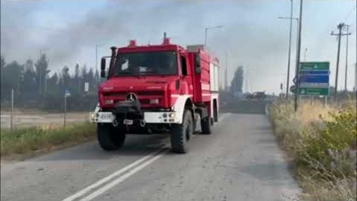 Φωτιά έξω από τη Λάρισα έκλεισε το ένα ρεύμα της εθνικής οδού