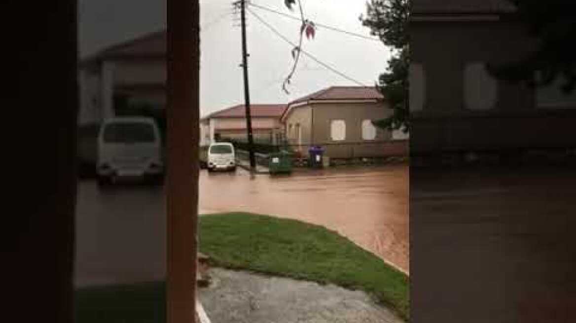 Ποτάμια μετατράπηκαν οι δρόμοι στην Πτολεμαΐδα από την ισχυρή καταιγίδα  5