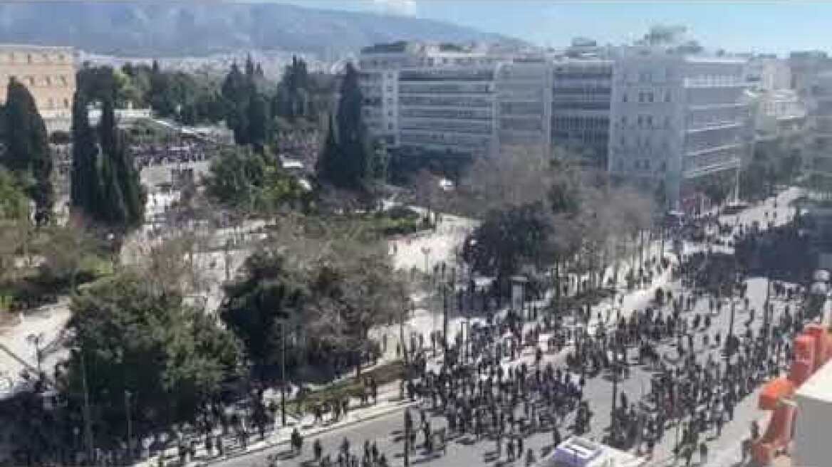 Απεργία σήμερα: Σε εξέλιξη τα συλλαλητήρια στο κέντρο της Αθήνας για την τραγωδία για τα Τέμπη (2)