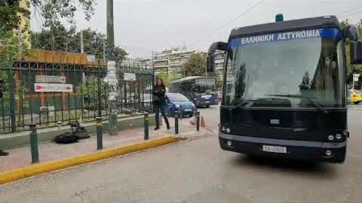 Υπόθεση Λυγγερίδη: Μεταφέρθηκαν με κλούβες από τη ΓΑΔΑ στην Ευελπίδων οι συλληφθέντες
