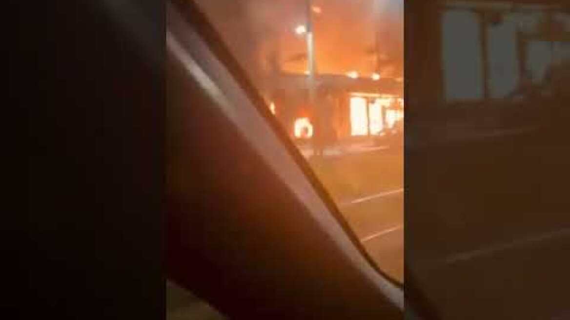 Βίντεο ντοκουμέντο από το φλεγόμενο εστιατόριο στη Νέα Σμύρνη