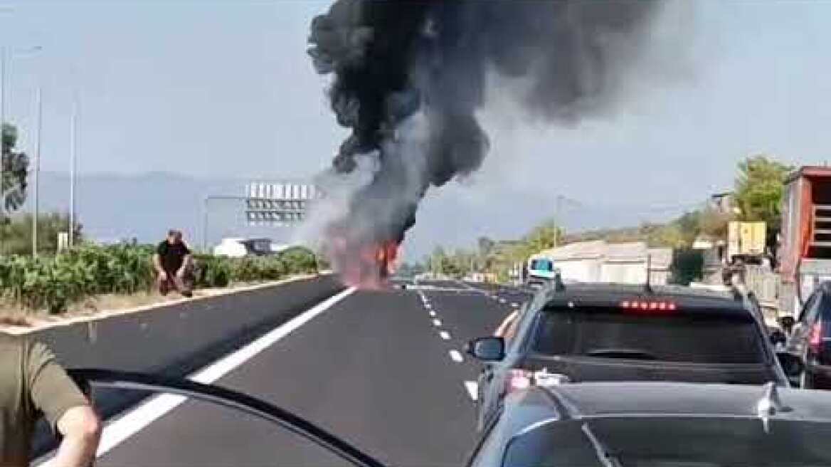 Φωτιά στην Αθηνών-Κορίνθου μετά από ανατροπή βυτιοφόρου