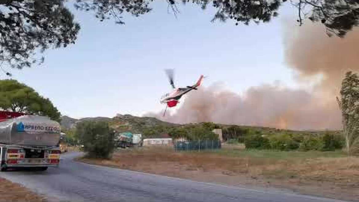 Ελικόπτερο γεμίζει νερό από δεξαμενές δίπλα στο νοσοκομείο Πεντέλης