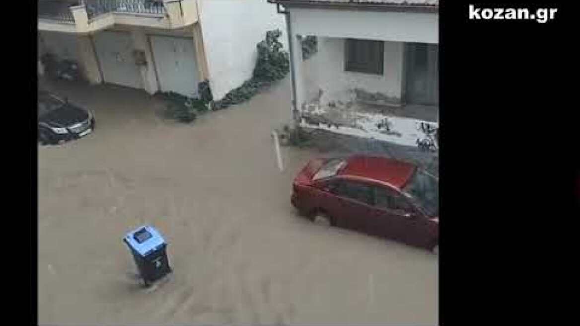kozan.gr: Ποτάμια οι κεντρικοί δρόμοι στην Πτολεμαίδα από τη σφοδρή καταιγίδα που έπληξε την περιοχή