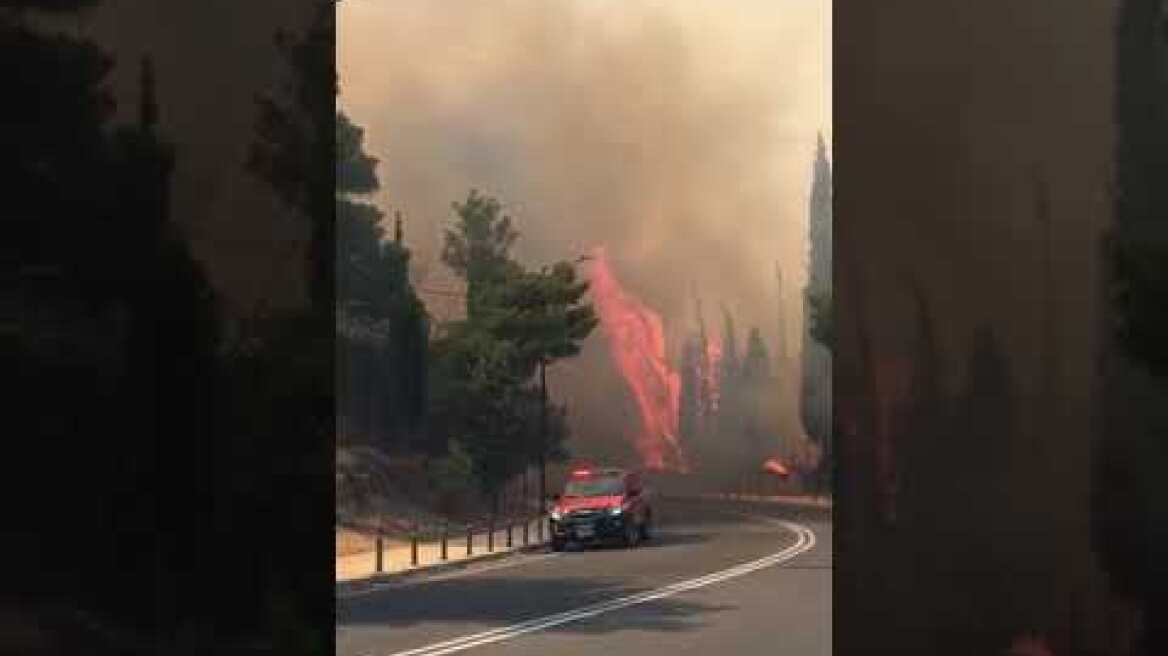 Φωτιά στο μοναστήρι παλιάς Πεντέλη