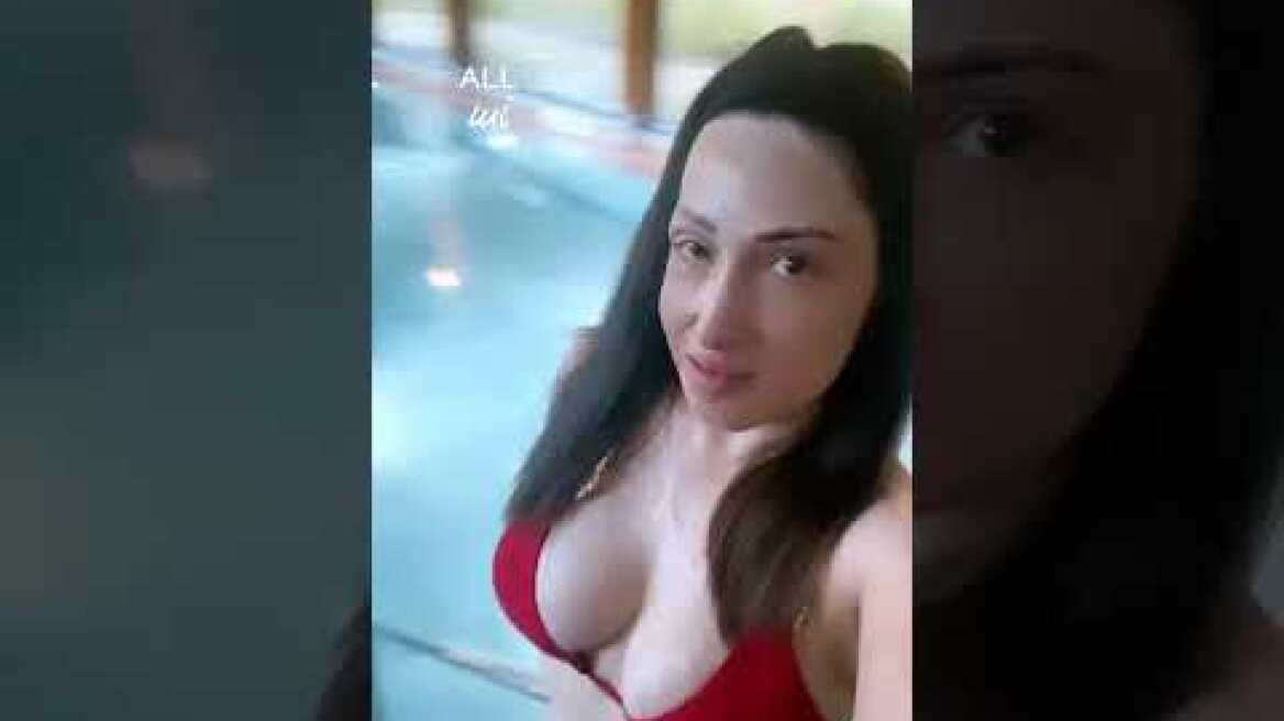 Η Ιωάννα Παλισπύρου με κόκκινο μπικίνι στην πισίνα