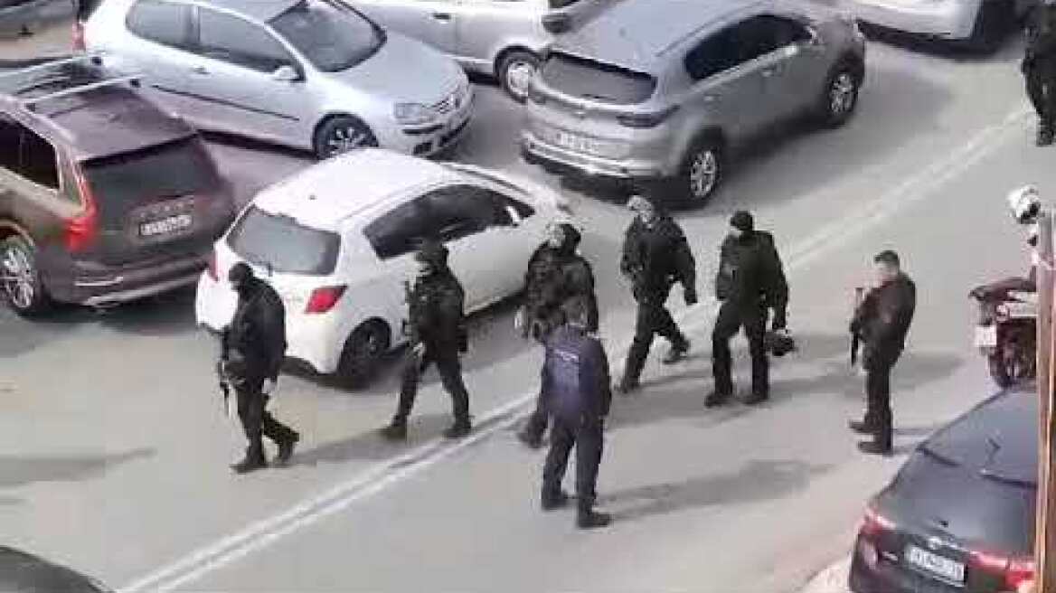 Η στιγμή που η Αστυνομία μπαίνει στη ναυτιλιακή στη Γλυφάδα μετά το φονικό