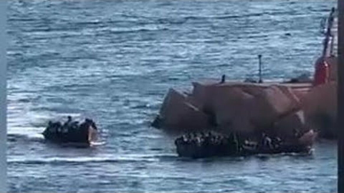 Lampedusa, la fila di barchini carichi di migranti diretti al molo