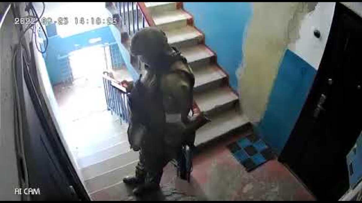 Πόρτα - πόρτα οπλισμένοι στρατιώτες ζητούν από Ουκρανούς πολίτες να ψηφίσουν για το δημοψήφισμα (1)