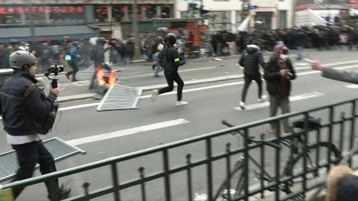 Retraites : heurts entre manifestants et forces de l'ordre, boulevard Montparnasse | AFP Images