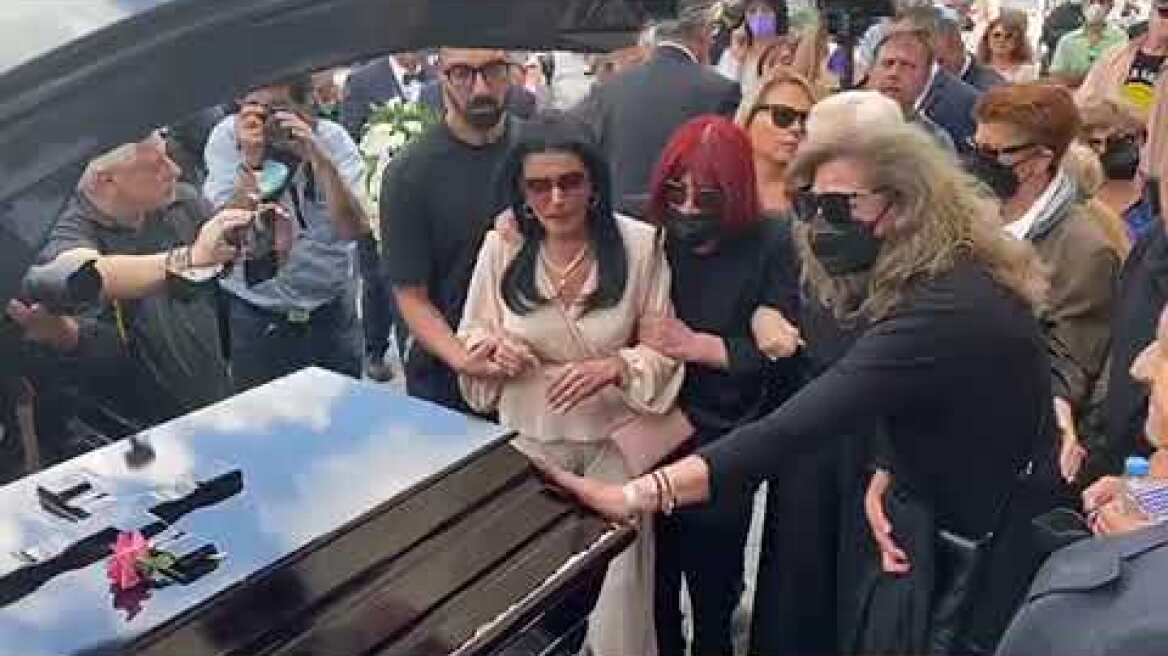 Κηδεία Μάρθας Καράγιαννη: Ο αποχαιρετισμός της Ζωζώς Σαπουντζάκη