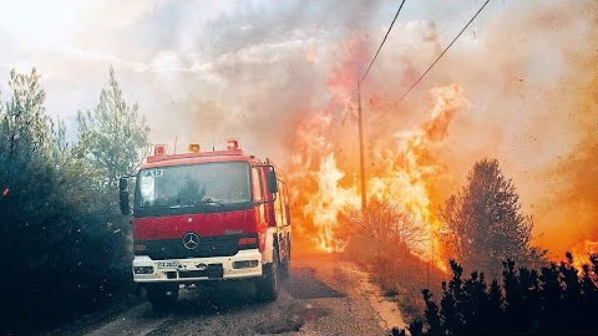 Πυροσβεστικό όχημα διασχίζει τις φλόγες - Εκπληκτικό θάρρος από ατρόμητους Έλληνες πυροσβέστες