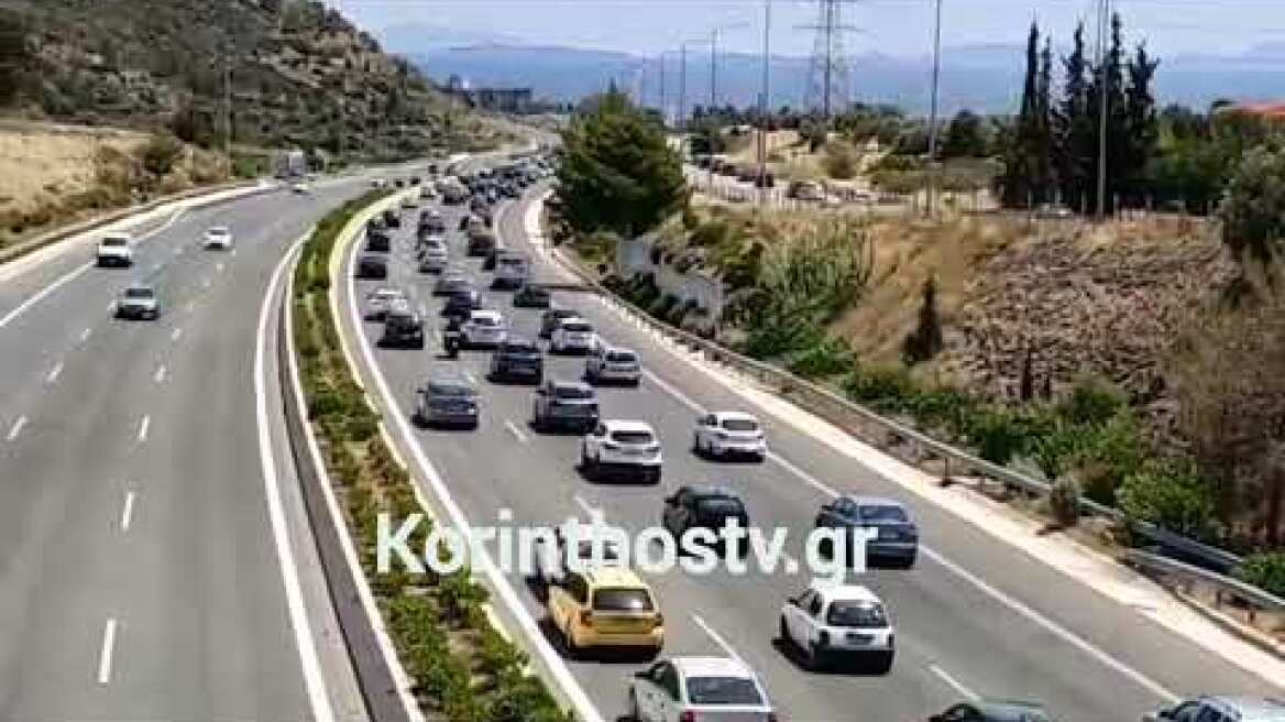 Σημειωτόν τα αυτοκίνητα στην Ν.Ε.Ο. Αθηνών - Κορίνθου στο ρεύμα προς Αθήνα