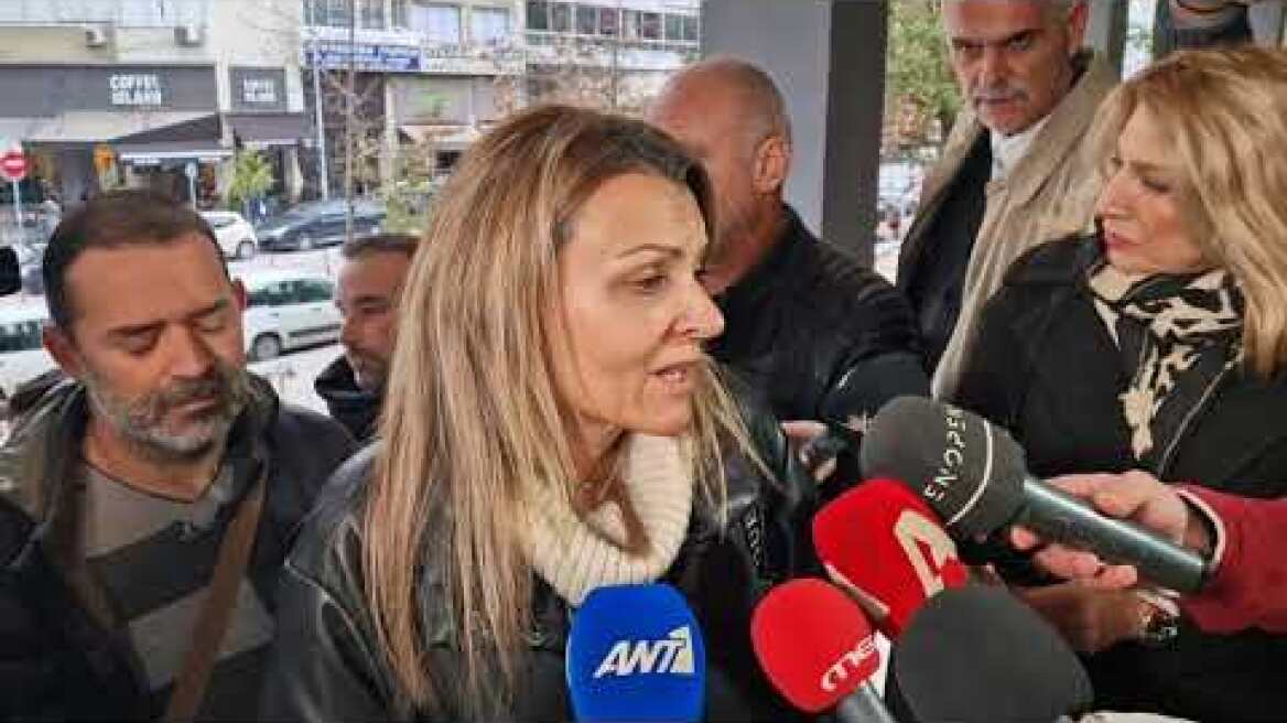 Δηλώσεις της μητέρας της 21χρονης φεύγοντας έξω από τα δικαστήρια της Θεσσαλονίκης