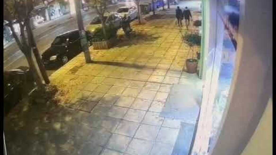 Η 41χρονη Γεωργία περπατά  με τον σύντροφό της και του πιάνει το χέρι, λίγα λεπτά πριν την σκοτώσει