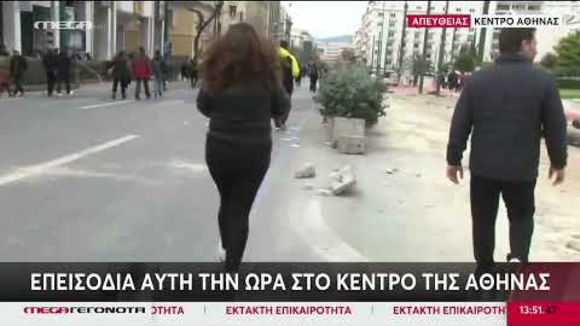 Κουκουλοφόροι πετάνε μολότοφ και σπάνε βιτρίνες στο κέντρο της Αθήνας