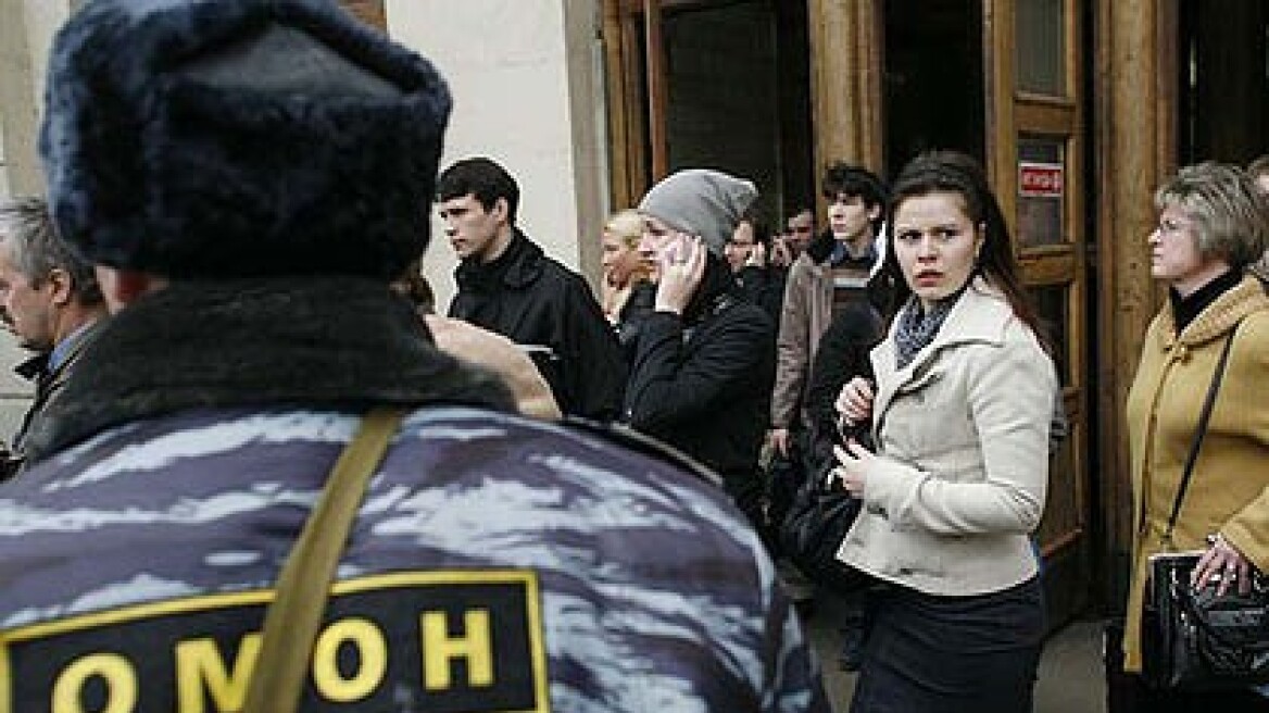 Ένοπλοι μασκοφόροι έξω από τράπεζα του Λεμπέντεφ στη Ρωσία