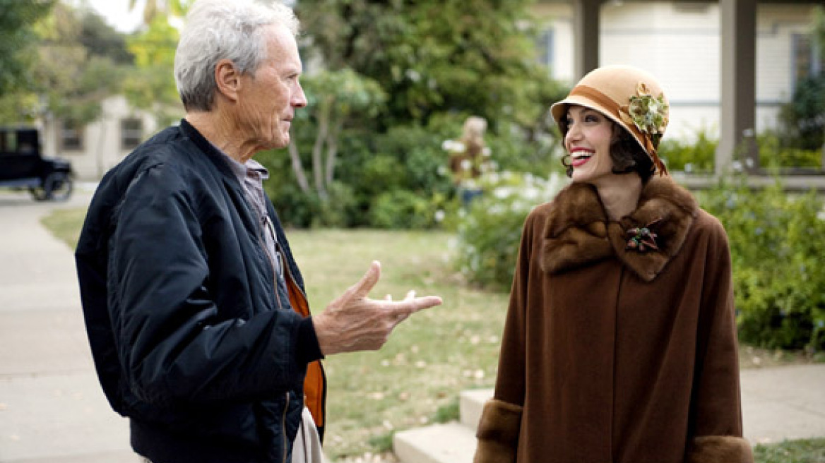Ο Clint Eastwood δίνει τα "φώτα" του στην Jolie
